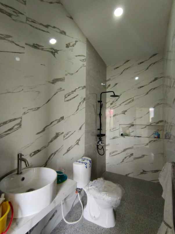 dijual rumah kelapa lilin kelapa gading