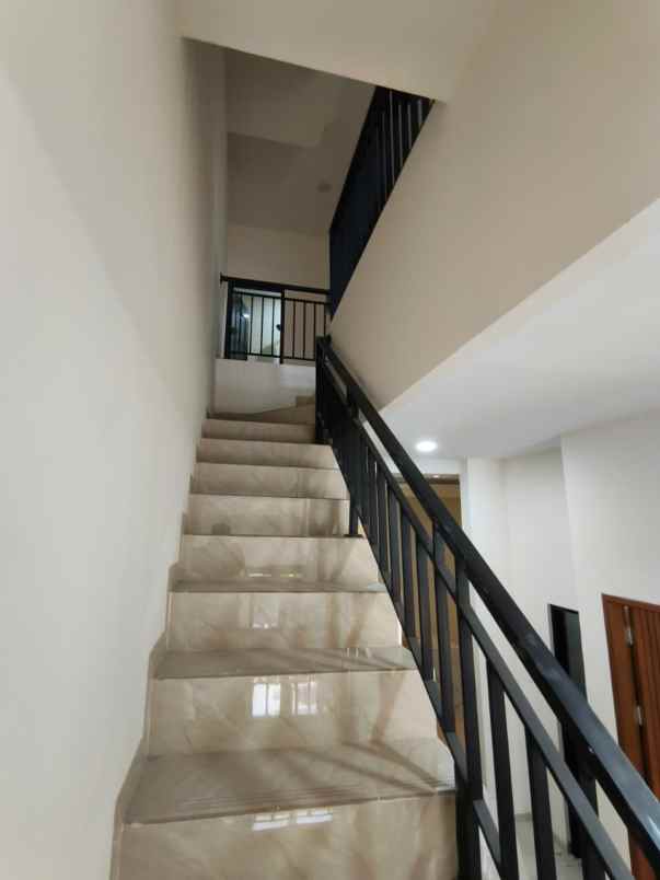 dijual rumah kelapa lilin kelapa gading
