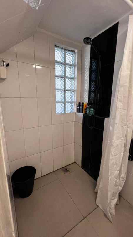 dijual rumah komp mega regency