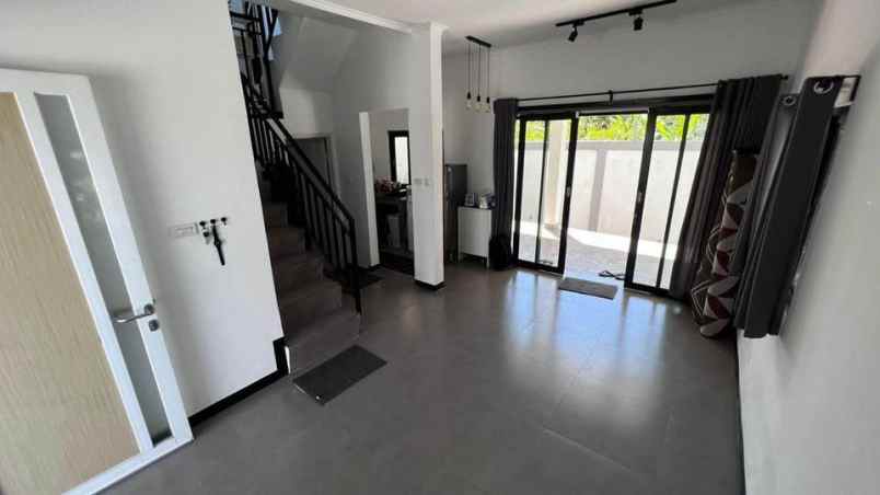 dijual rumah komp mega regency