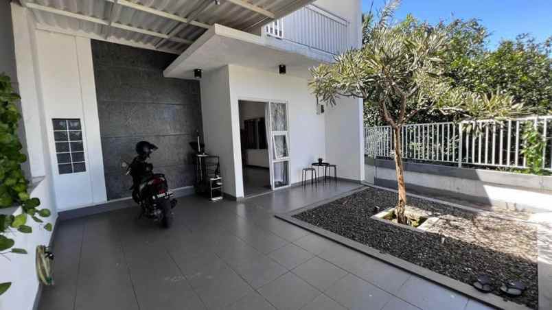 dijual rumah komp mega regency