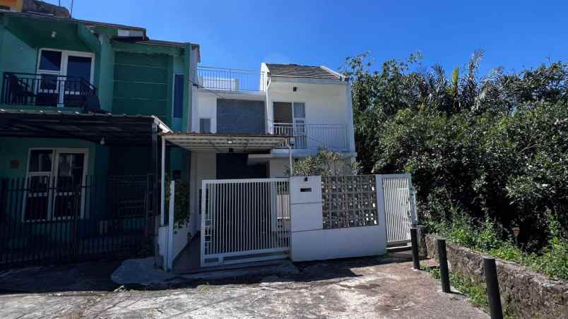 dijual rumah komp mega regency