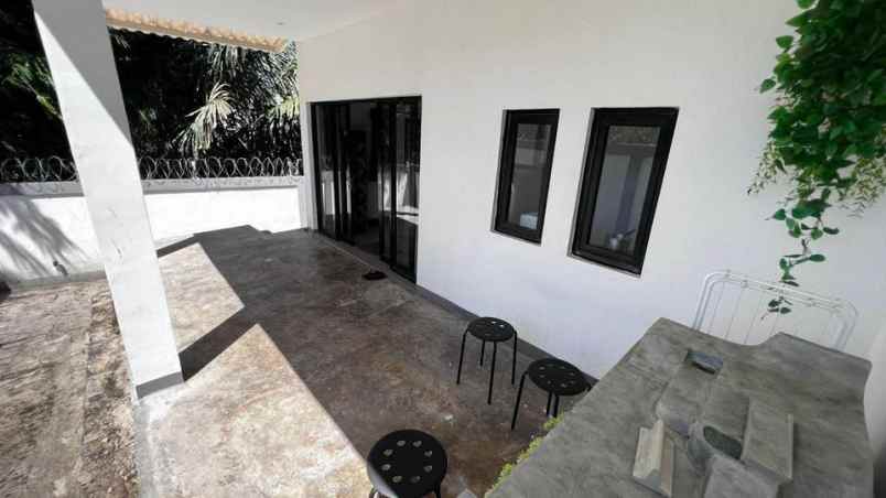 dijual rumah komp mega regency