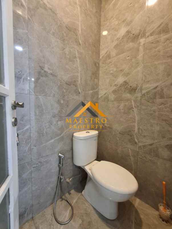 dijual rumah komplek citraland gama