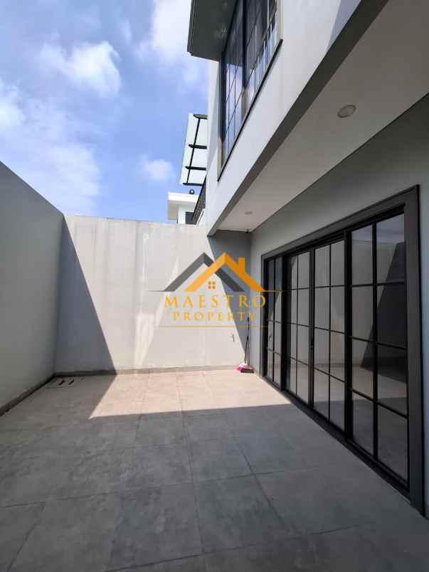 dijual rumah komplek citraland gama