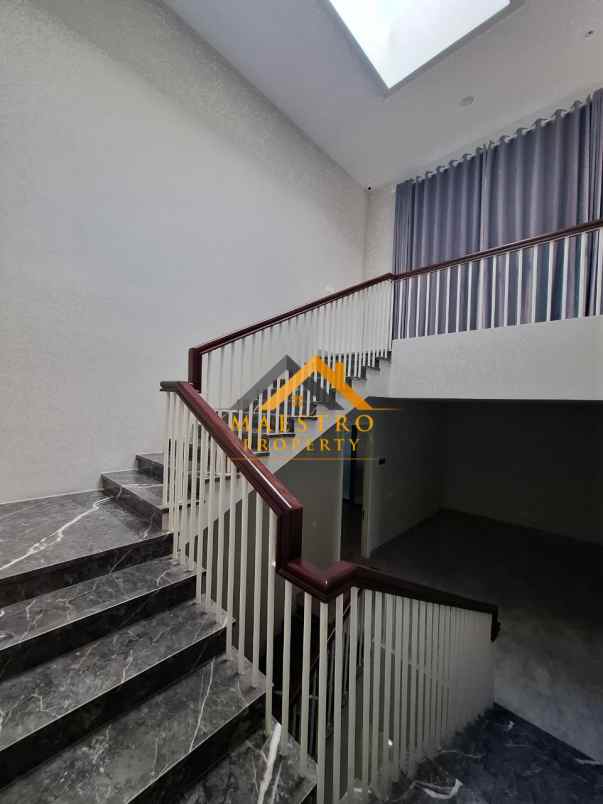 dijual rumah komplek citraland gama