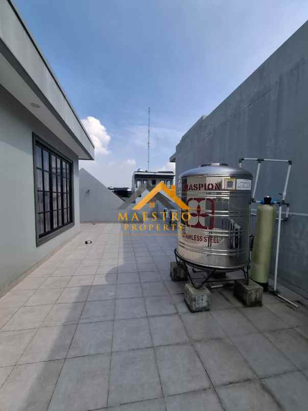 dijual rumah komplek citraland gama