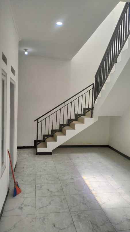 dijual rumah komplek perumahan riung