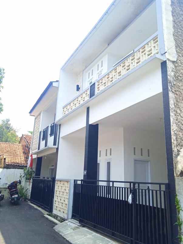 dijual rumah komplek perumahan riung