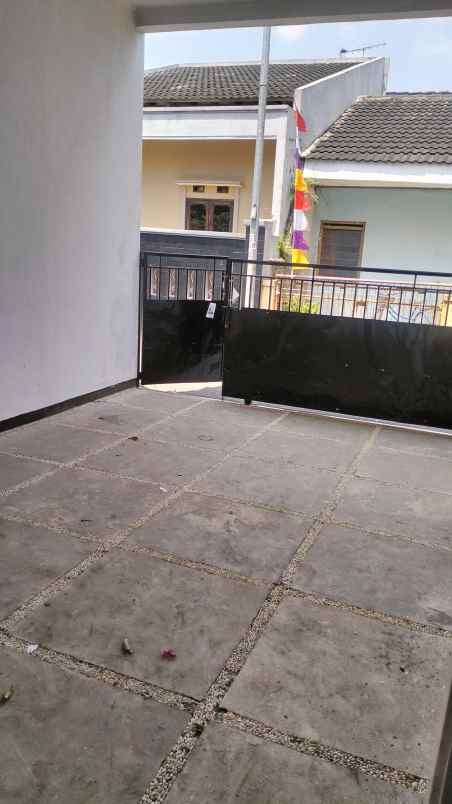 dijual rumah komplek perumahan riung