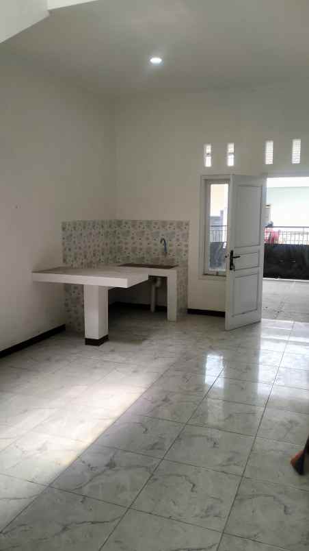 dijual rumah komplek perumahan riung