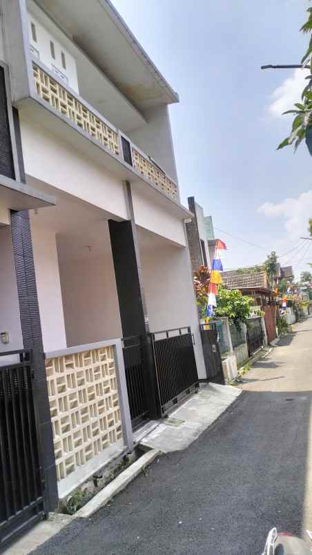 dijual rumah komplek perumahan riung