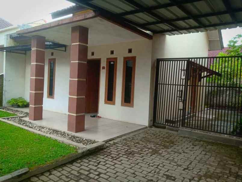 dijual rumah komplek pratama asri