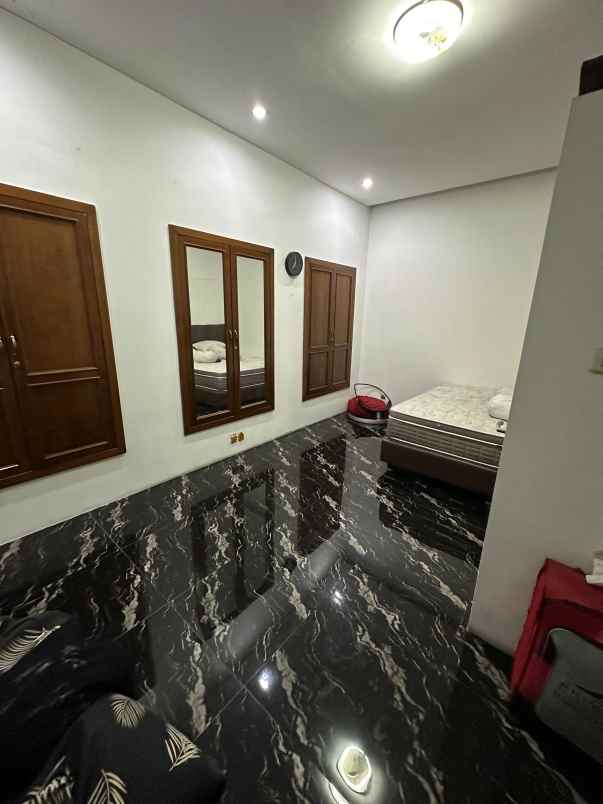 dijual rumah komplek taman buaran indah