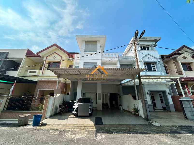 dijual rumah komplek taman polonia