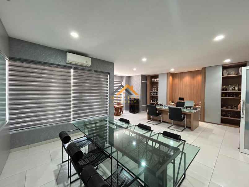 dijual rumah komplek taman polonia