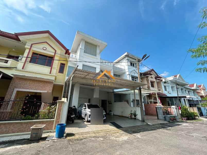 dijual rumah komplek taman polonia