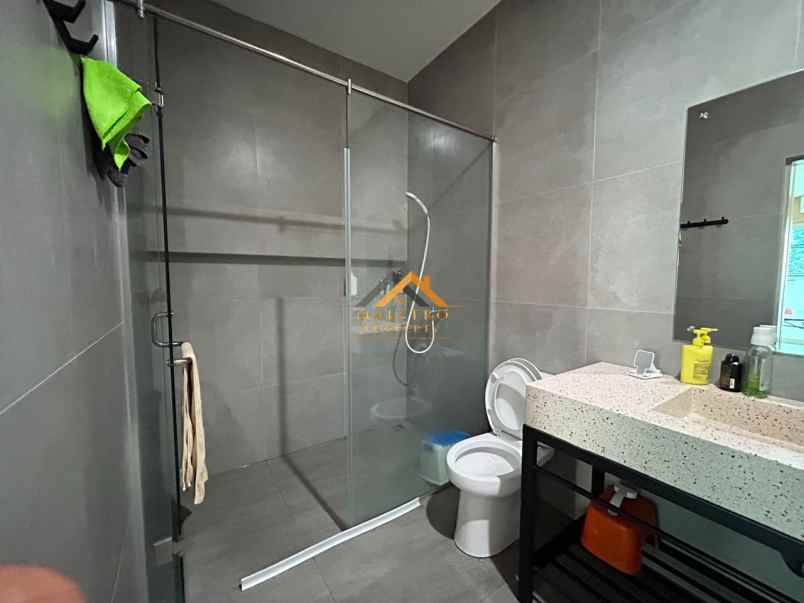 dijual rumah komplek taman polonia