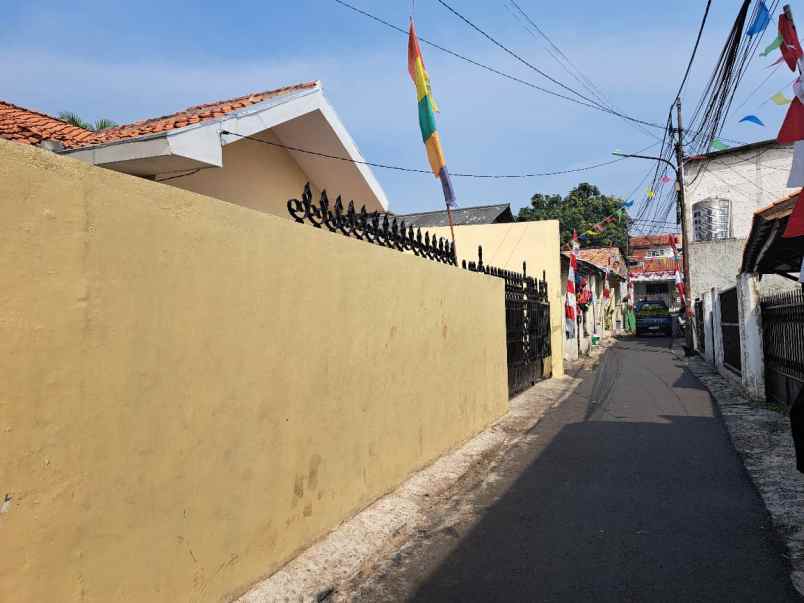 dijual rumah lama area kebon jeruk