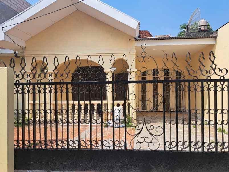 dijual rumah lama area kebon jeruk