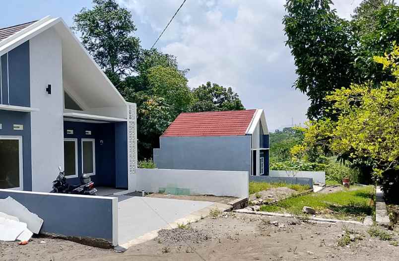 dijual rumah lava bantal