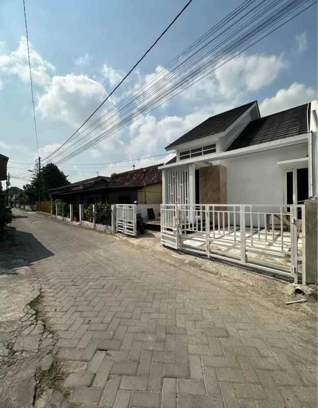 dijual rumah mantrijeron