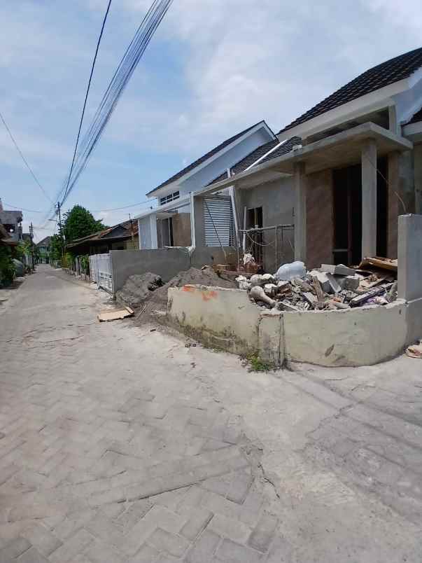 dijual rumah mantrijeron