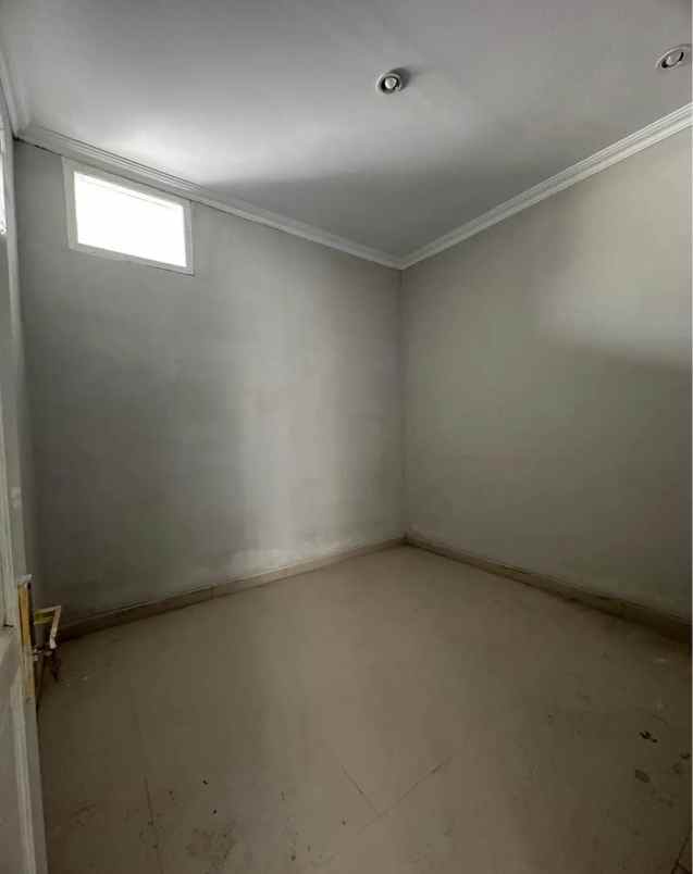 dijual rumah mantrijeron