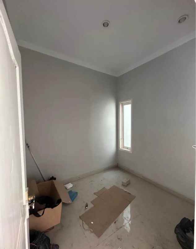 dijual rumah mantrijeron