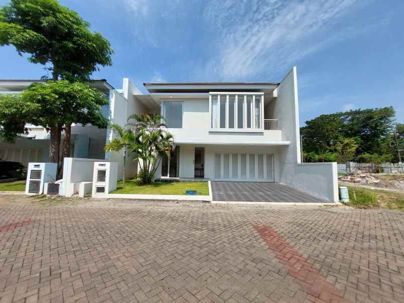 dijual rumah manyar