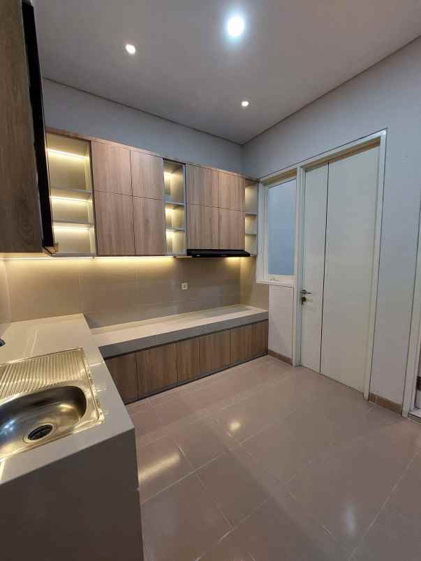 dijual rumah manyar