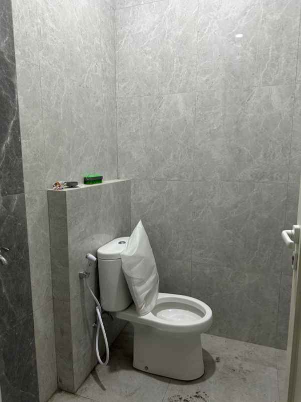 dijual rumah manyar tirtoyoso