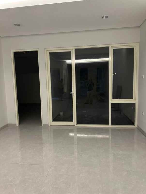 dijual rumah manyar tirtoyoso