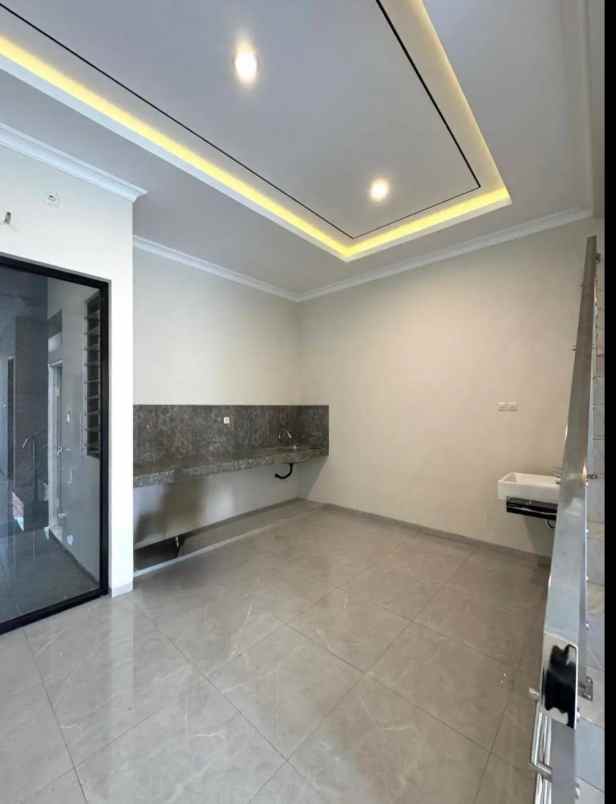 dijual rumah manyar tirtoyoso