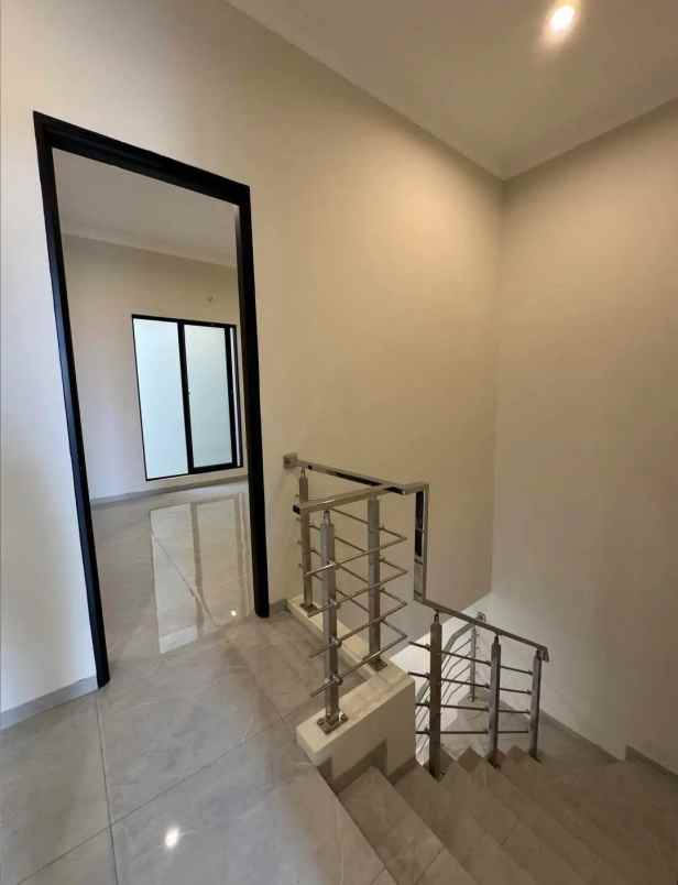 dijual rumah manyar tirtoyoso