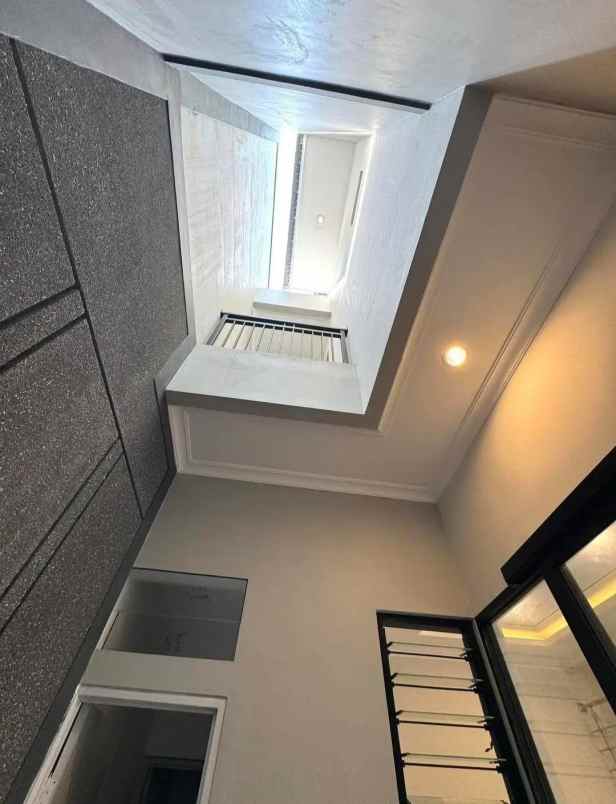 dijual rumah manyar tirtoyoso