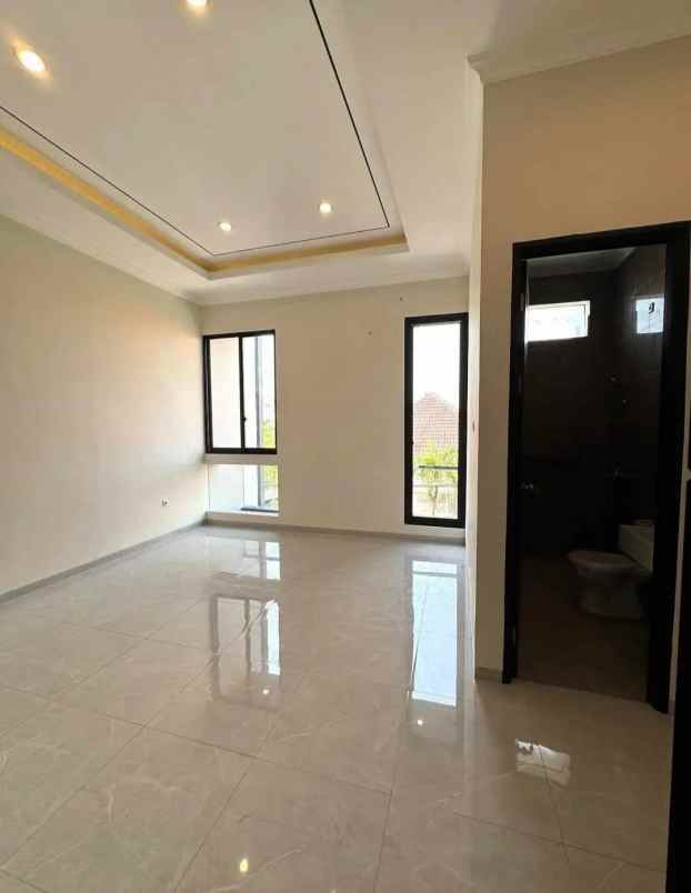 dijual rumah manyar tirtoyoso