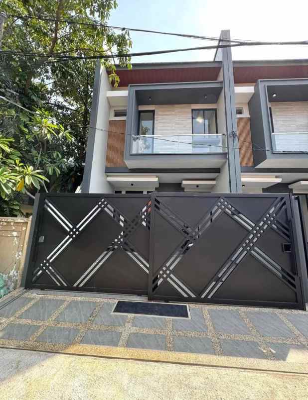 dijual rumah manyar tirtoyoso