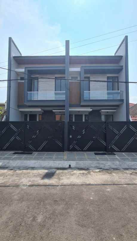 dijual rumah manyar tompotika manyar