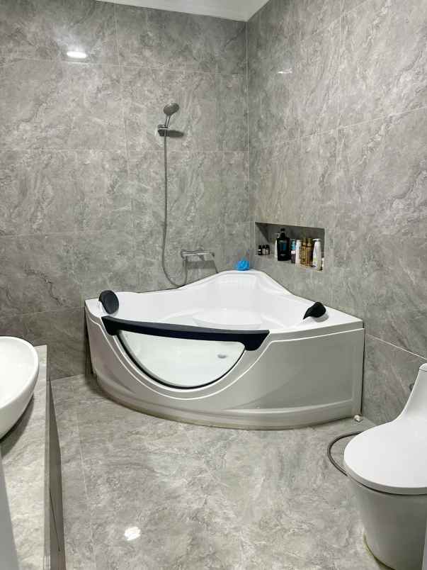 dijual rumah mewah legenda wisata cibubur