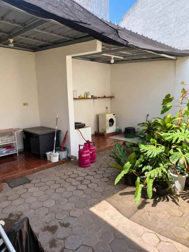 dijual rumah nirwana eksekutif