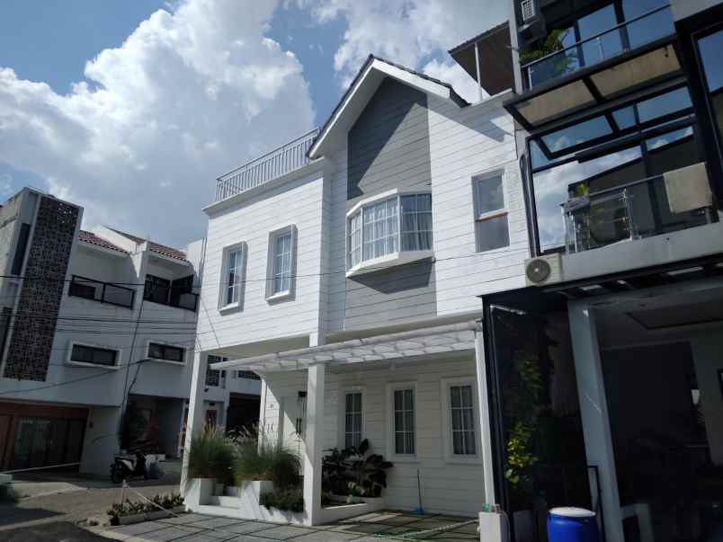 dijual rumah nuansa alam setiabudi