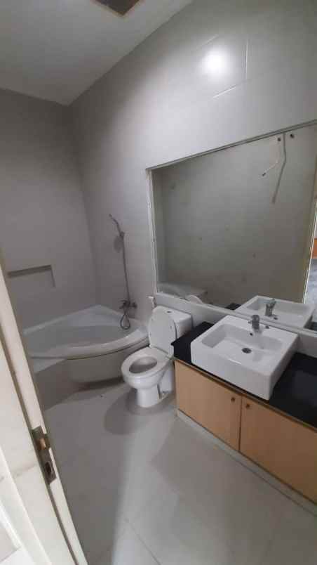 dijual rumah pakuwon city