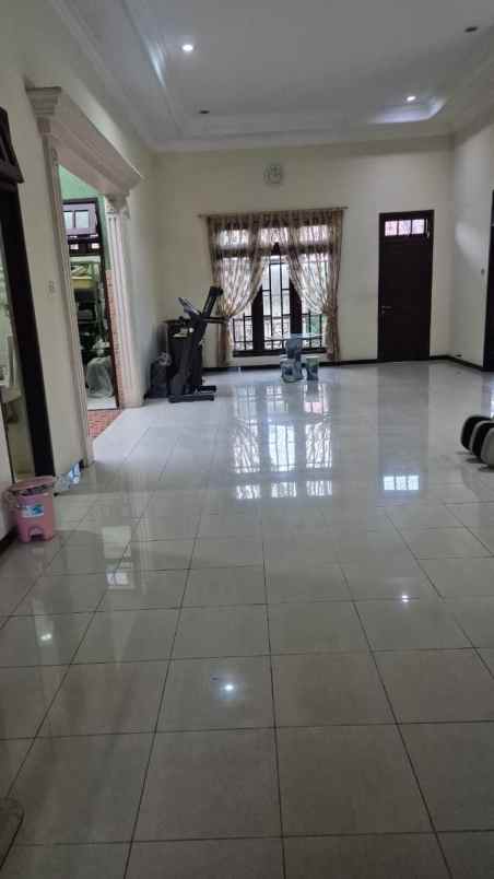 dijual rumah pakuwon city