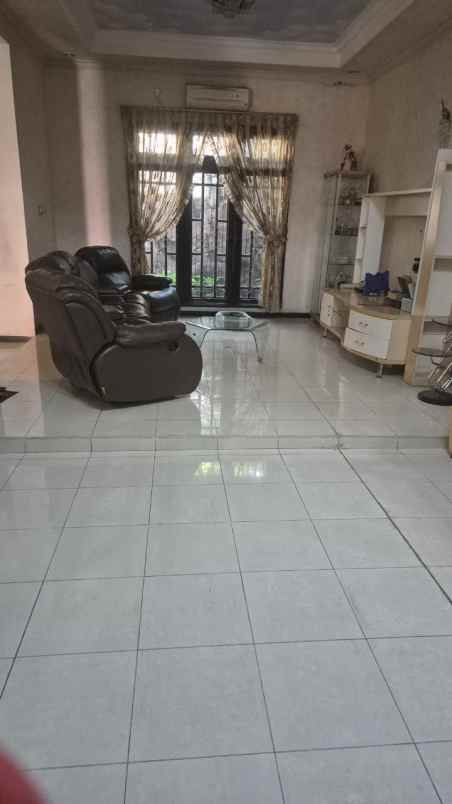 dijual rumah pakuwon city