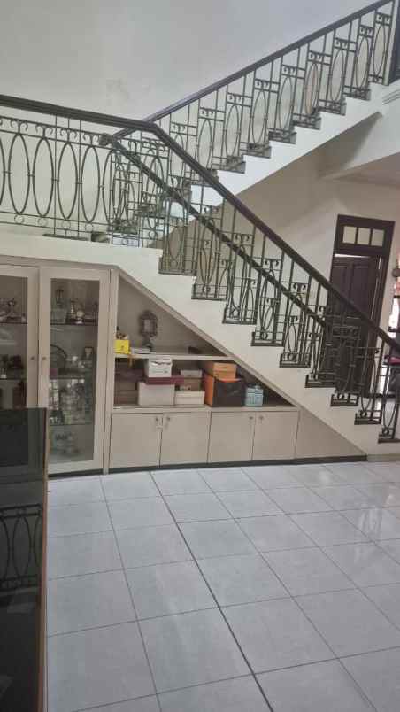 dijual rumah pakuwon city