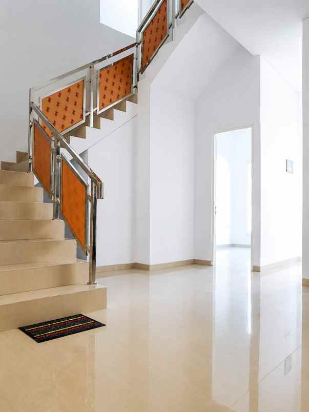 dijual rumah pakuwon city imperial beach