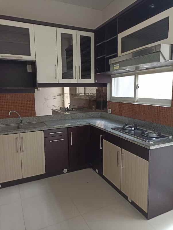 dijual rumah pakuwon city malibu beach