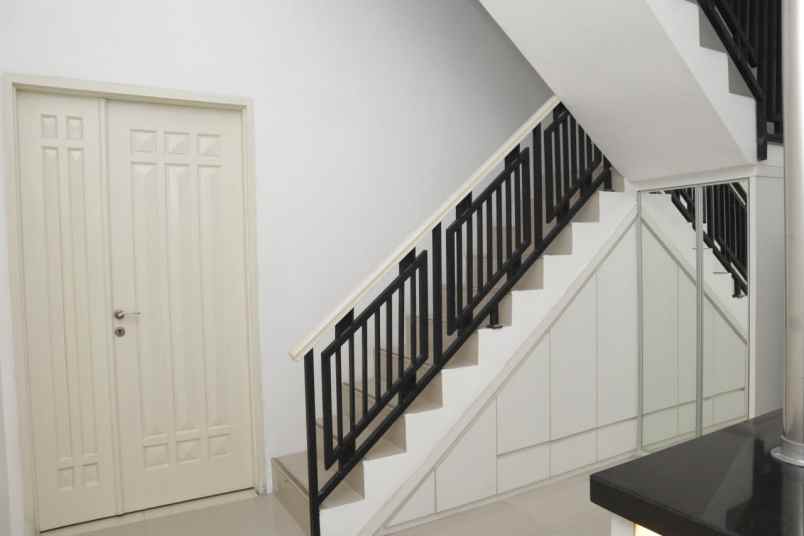 dijual rumah puri mas