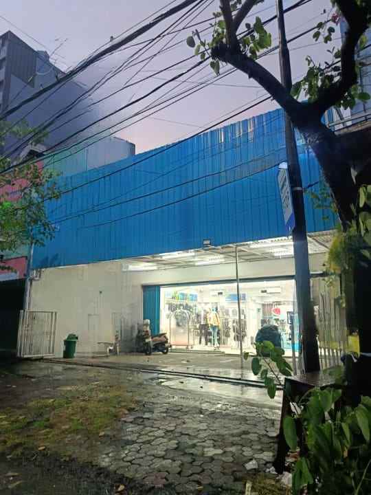 dijual rumah raya manyar